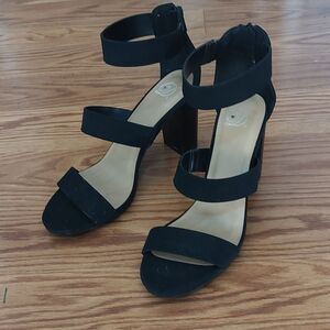 Derek Heart Chunky ankle strap black heels  Sz 8.5